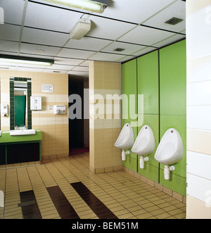 Herren Toiletten Urinale in Geschäftshaus Stockfoto