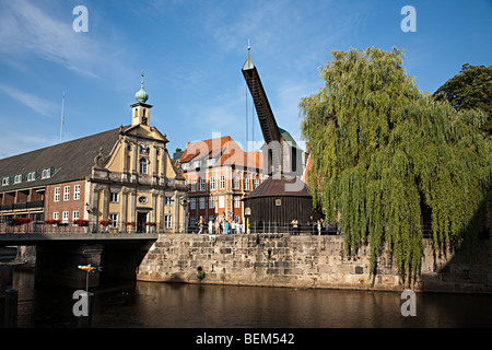 Alte hölzerne Kran und Salzlager am Fluss Ilmenau in Lüneburg Deutschland Stockfoto