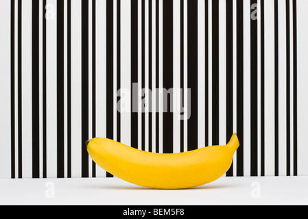 Food-Konzept, Banane vor Strichcode Stockfoto