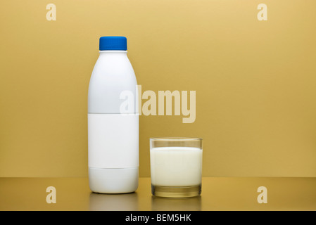 Glas und Flasche Milch Stockfoto