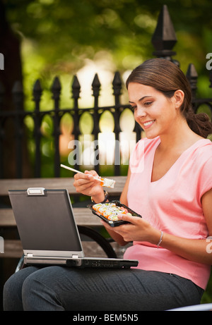 Frau Sushi-Essen Stockfoto