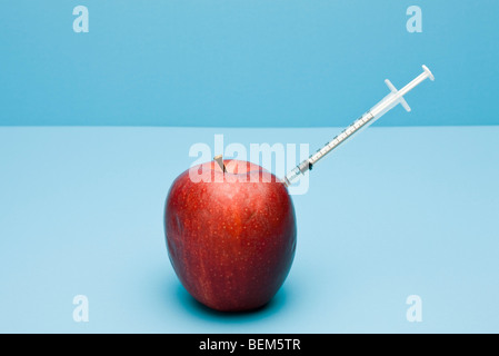 Food-Konzept, Spritze ragte aus Apfel Stockfoto