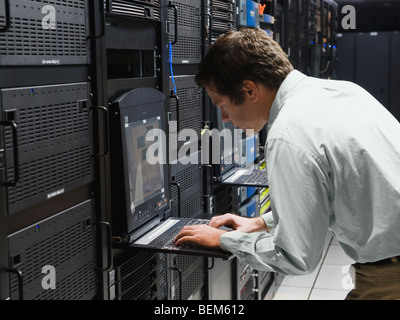 Mann arbeitet im Data center Stockfoto