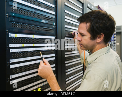 Mann arbeitet im Data center Stockfoto