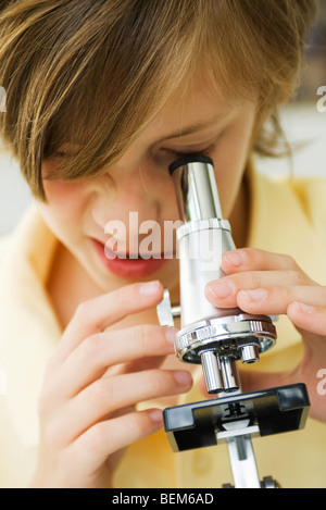 Junge mit Mikroskop, close-up Stockfoto