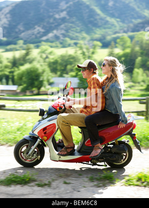 Junges Paar auf Roller Stockfoto