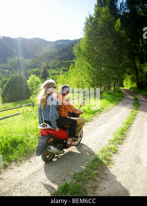 Junges Paar auf Roller Stockfoto