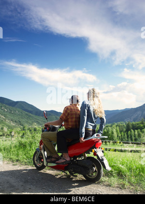 Junges Paar auf Roller Stockfoto