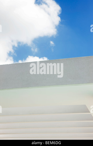 Gegen blauen Himmel über dem Mauerbau Cloud Stockfoto