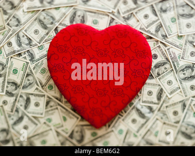 Symbolische rotes Herz mit US-Dollar als Hintergrund Stockfoto