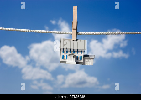 Symbolische Haus auf Wäscheleine Stockfoto