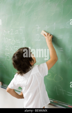 Junge löschen Klassenzimmer Tafel, Rückansicht Stockfoto