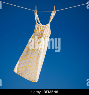 Kleid auf Wäscheleine Stockfoto