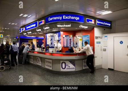 Bureau de Change Office von Travelex am Flughafen Gatwick South Terminal betrieben. London. VEREINIGTES KÖNIGREICH. Stockfoto
