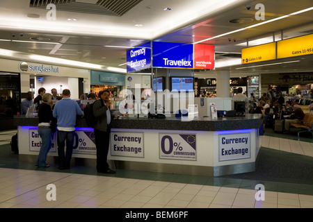 Bureau de Change Office von Travelex am Flughafen Gatwick South Terminal betrieben. London. VEREINIGTES KÖNIGREICH. Stockfoto