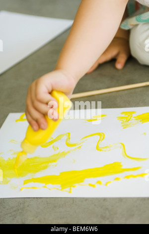 Kind quetschen Farbe auf Papier, beschnitten Stockfoto