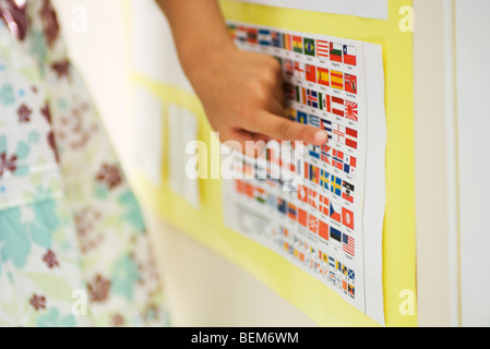 Elementare Schüler zeigen Flagge auf Diagramm, beschnitten Stockfoto