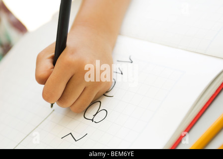 Kind an der Hand schreiben in notebook Stockfoto