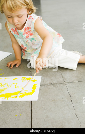 Kleines Mädchen malen auf Papier Stockfoto