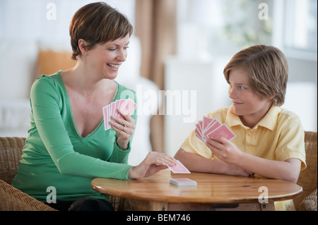 Mutter und Sohn Spielkarten Stockfoto