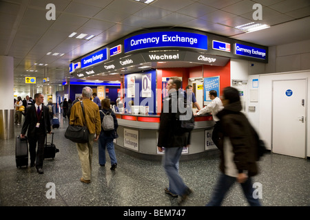 Bureau de Change Office von Travelex am Flughafen Gatwick South Terminal betrieben. London. VEREINIGTES KÖNIGREICH. Stockfoto