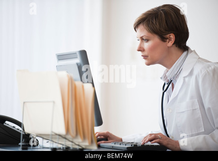 Frau am Computer arbeiten Stockfoto