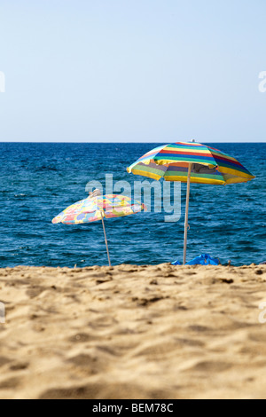 Piscinas Strand und die Sanddünen in der Nähe von Arbus, Medio Campidano-Bereich. Sardinien, Italien. Sonnenschirme Stockfoto