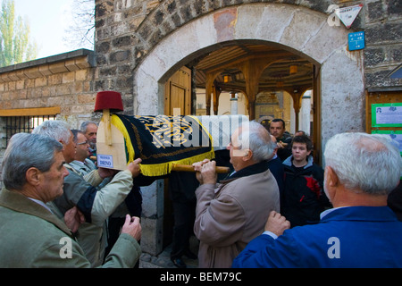 Muslimische Beerdigung am Gazi Husrevbey oder Beys Moschee in Sarajevo Bosnien Stockfoto