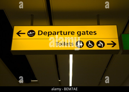 Unterzeichnen Sie zu den Abfluggates und zu den Toiletten in der Abflughalle des Flughafen Gatwick South Terminal. London. VEREINIGTES KÖNIGREICH. Stockfoto