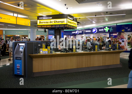 Bureau de Change Office von TTT Moneycorp am Flughafen Gatwick South Terminal betrieben. London. VEREINIGTES KÖNIGREICH. Stockfoto