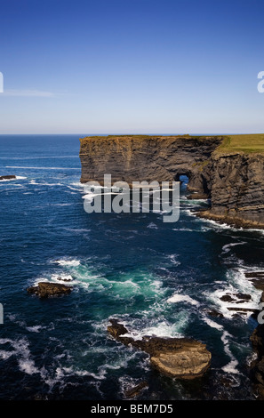 Meer Arch auf die Loop Head Küstenstraße, in der Nähe von Kilrush, County Clare, Irland Stockfoto