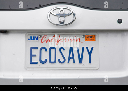 Eine Nahaufnahme von einem "ECOSAVY" (Eco versierte) Nummernschild auf Toyota Prius Hybrid. Millbrae, Kalifornien, USA Stockfoto
