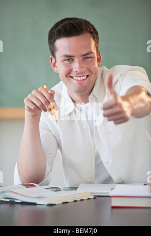 Männliche Schüler lächelnd Stockfoto