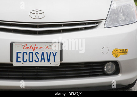 Eine Nahaufnahme von einem Toyota Prius mit einer "ECOSAVY" (Eco versierte) Kfz-Kennzeichen und eine saubere Luft-Fahrzeug-Aufkleber. Stockfoto