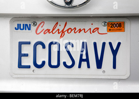 Eine Nahaufnahme von einem "ECOSAVY" (Eco versierte) Nummernschild auf Toyota Prius Hybrid. Millbrae, Kalifornien, USA Stockfoto