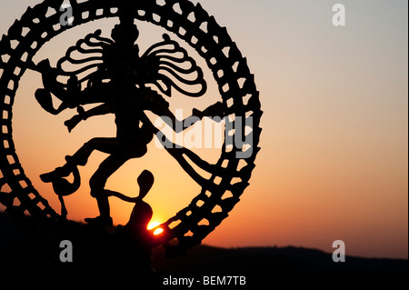 Tanzende Lord Shiva Statue, Nataraja Silhouette im Morgengrauen in Indien Stockfoto