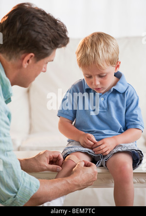 Behandlung von Verletzungen des Kindes Vater Stockfoto