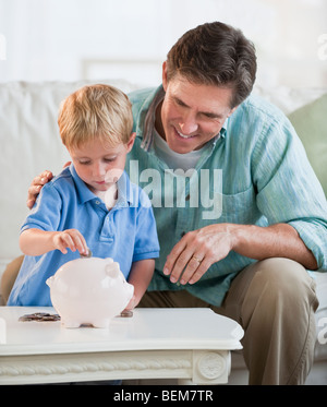 Vater und Kind mit Sparschwein