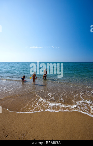 Piscinas Strand und die Sanddünen in der Nähe von Arbus, Medio Campidano-Bereich. Sardinien, Italien. Familie am Strand in Sardinien Stockfoto