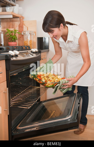 Frau, Kochen Stockfoto
