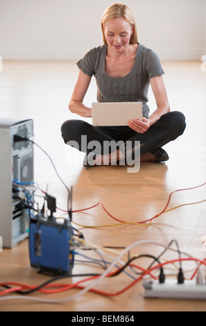 Frauen sitzen während der Arbeit am computer Stockfoto
