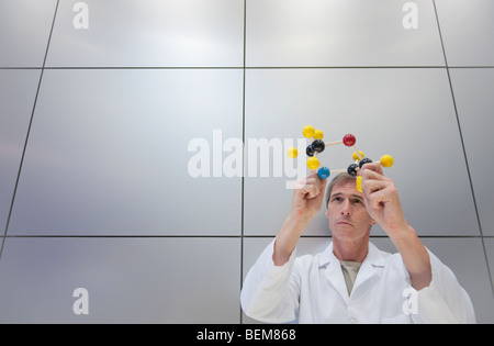 Reseacher Holding Molekülmodell Stockfoto