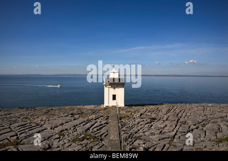 Blackhead Leuchtturm mit Blick auf die Bucht von Galway, die Burren, County Clare, Irland Stockfoto