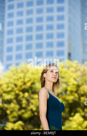 Frau in Tank-Top stehen im Freien, Porträt Stockfoto