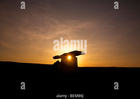 Die 6.000 Jahre alten Poulnabrone Dolmen (Portal Tomb), The Burren, County Clare, Irland Stockfoto