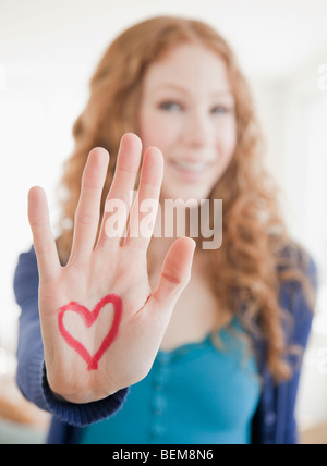 Hand mit Herz auf palm Stockfoto