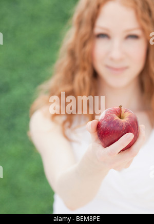 Frau mit Apfel Stockfoto
