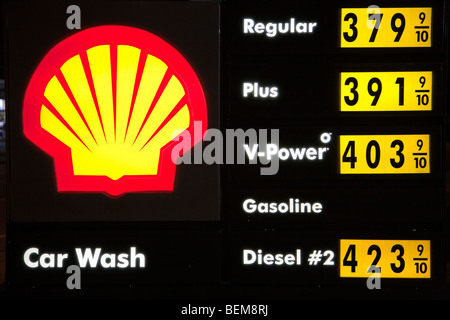 Eine Nachtansicht einer Shell Gas Preisliste 13.03.08 übernommen. Mountain View, Kalifornien, USA