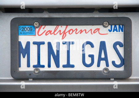 Eine Nahaufnahme von einem "MINI GAS'Mini Gas" Nummernschild auf Honda Insight Hybrid-Auto. Palo Alto, Kalifornien, USA Stockfoto