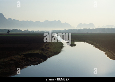 Myanmar (Burma), Landschaft mit Feldern und Bewässerung Graben, Berge im Hintergrund Stockfoto